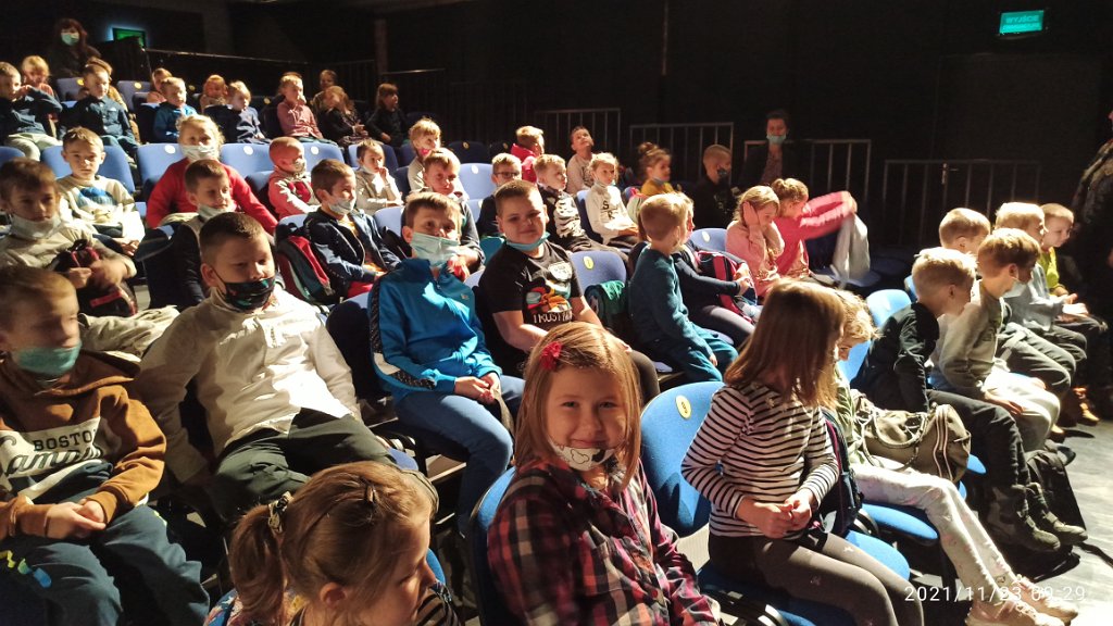 Uczniowie klas pierwszych w teatrze Andersena na spektaklu Calineczka (9)
